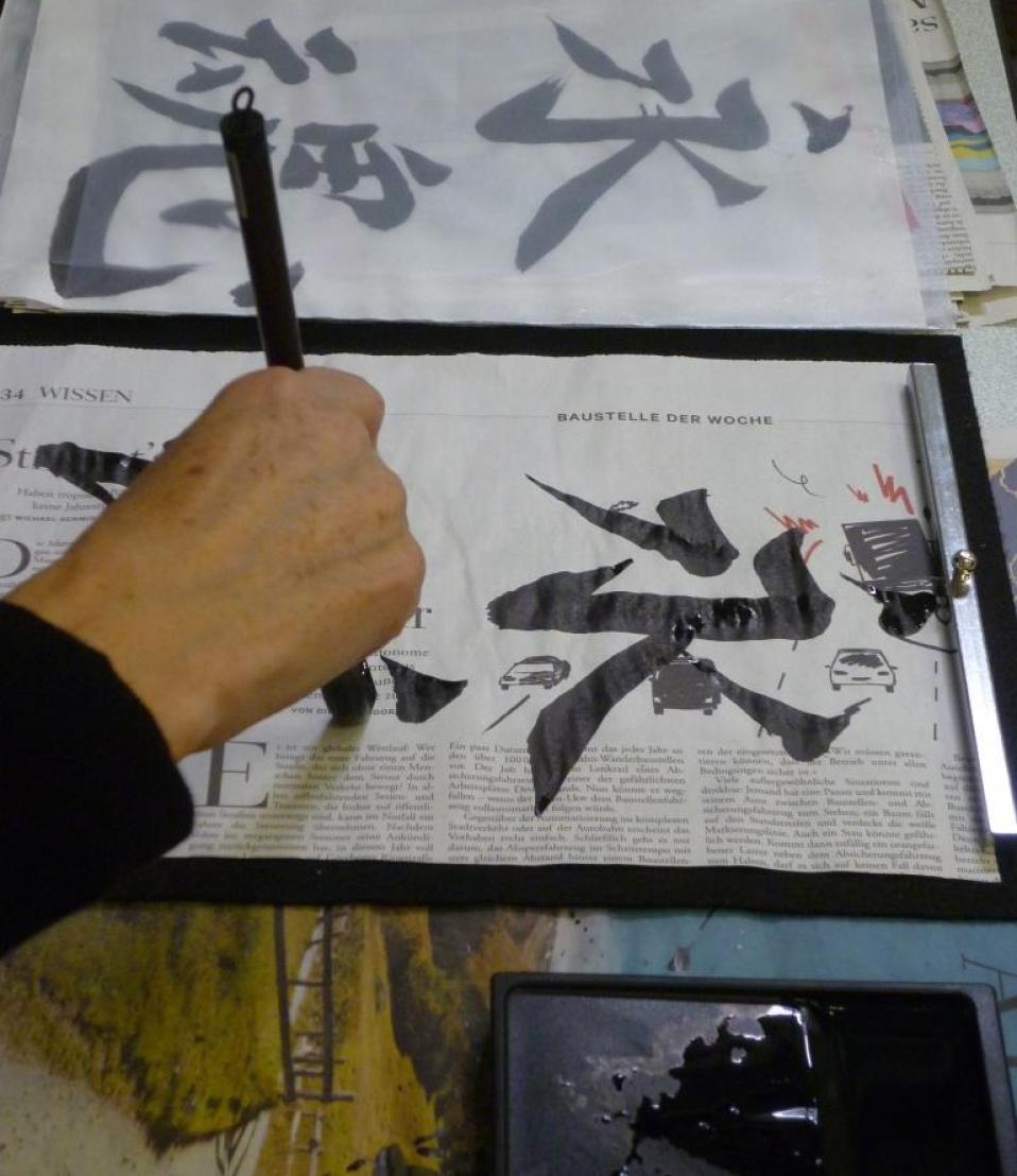 Un 'instit' japonais accueille ses élèves avec des tableaux